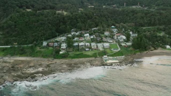 新南威尔士州南部海岸的Coalcliff海滨村庄鸟瞰图。