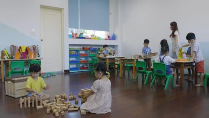学龄前儿童在教室里玩教具