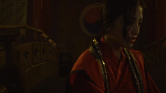 一名亚洲妇女在村子里穿着红色连衣裙奔跑时悲伤地哭泣