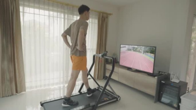 东南亚男子使用VR玻璃技术练习跑步