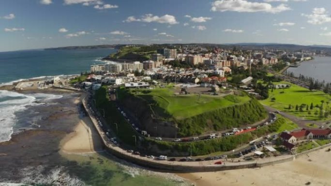 在新南威尔士州纽卡斯尔的堡垒和海滨海洋沐浴设施上方查看。