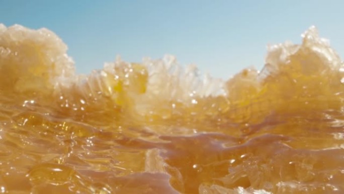攀登金色地中海斜坡。蜂窝和蓝天。蜂蜜从多莉滑块极端特写上方倒。老瓦探测器。慢动作。