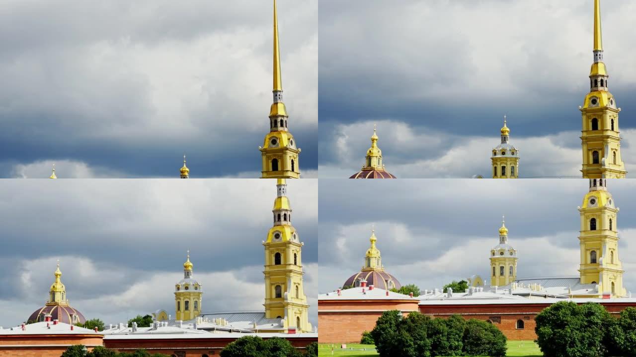 天使站在彼得保罗大教堂的金色塔尖上的堡垒上，暴风雨的天空作为背景