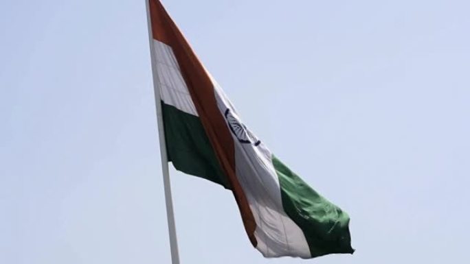印度国旗慢动作在康诺特广场高高飘扬，在蓝天中自豪，印度国旗飘扬，印度独立日和印度共和国日的印度国旗，
