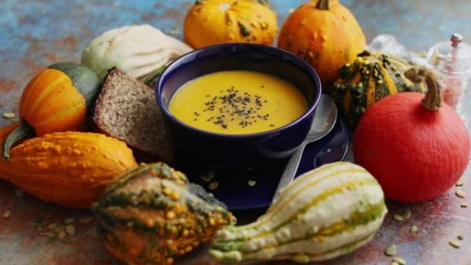 素食秋季南瓜奶油汤，种子和五颜六色的各种迷你南瓜