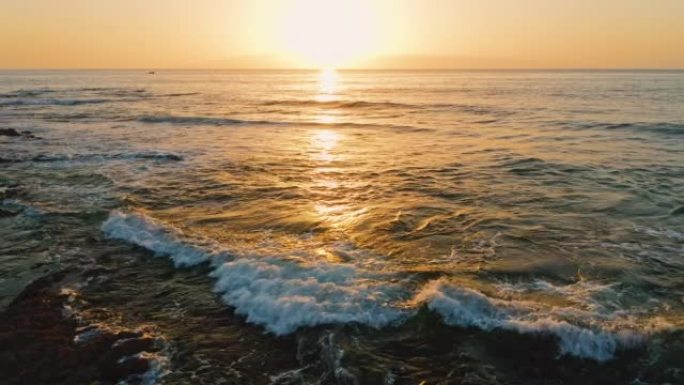 海上美丽的日落。金色清澈海洋咸水表面的太阳路径。晚上的风景。波浪起泡。天堂梦幻岛。
