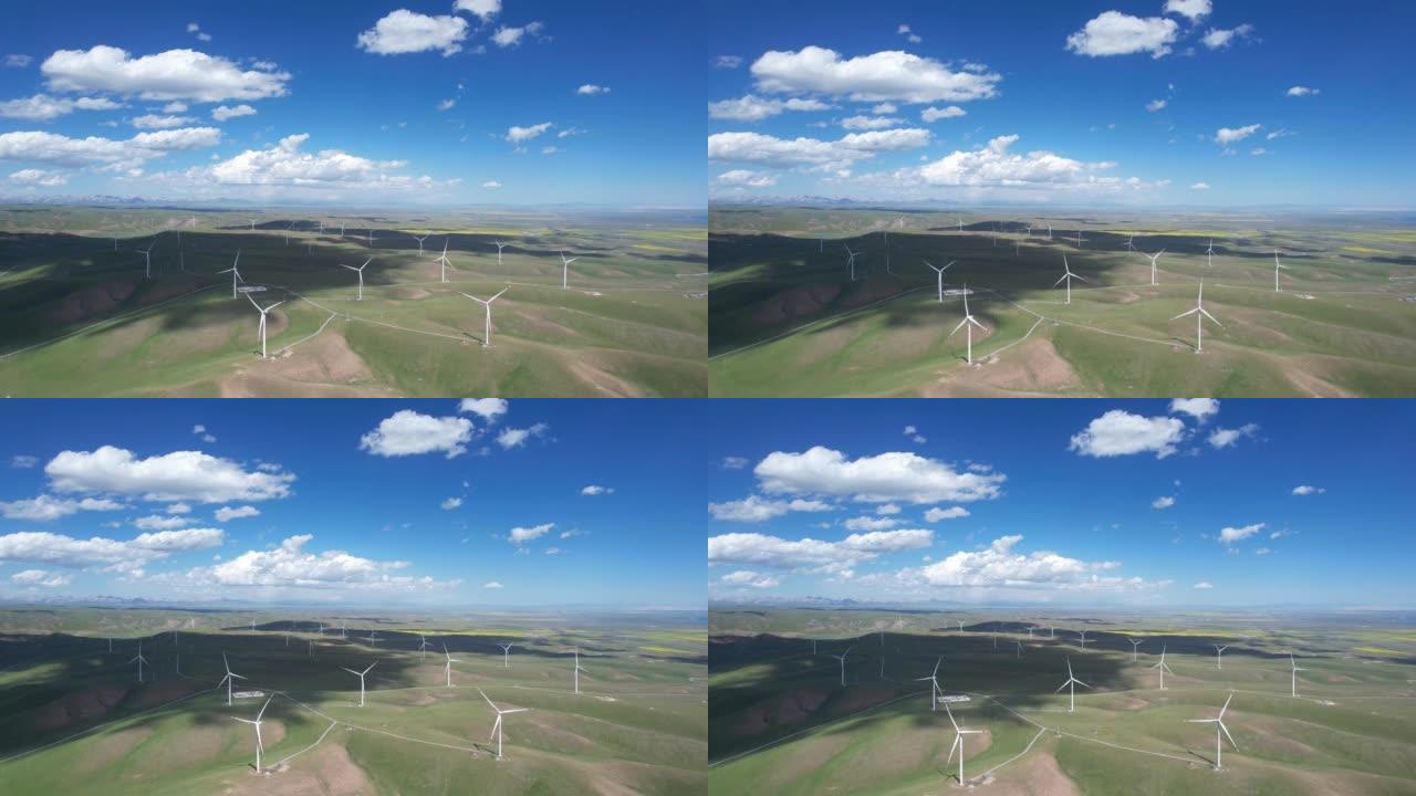 放大青海湖边风力发电站的鸟瞰图
