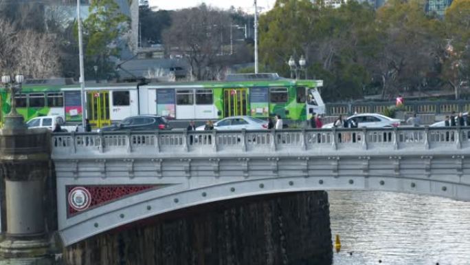 电车穿过墨尔本亚拉河上的一座桥