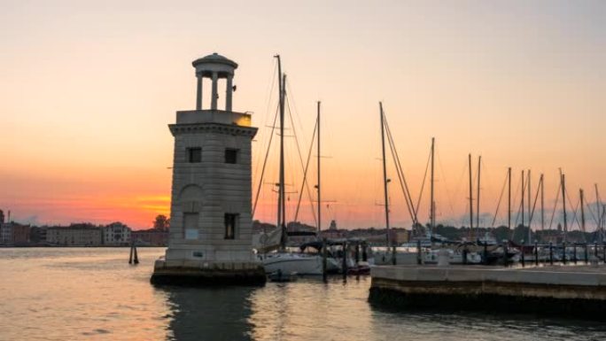 意大利威尼斯城市景观大运河灯塔附近停泊的许多船只的延时日出场景