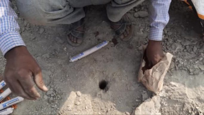 工人在印度建筑工地用保险丝准备炸药的特写录像-带保险丝的炸药
