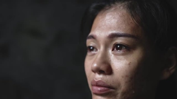 慢动作，一个女人哭泣的特写镜头，眼泪从她的脸上流下来。制止暴力侵害妇女、贩运人口、强奸的概念。