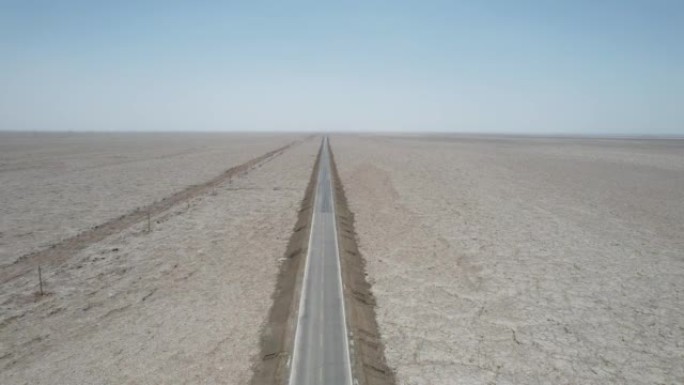 横跨盐碱地的道路空中平移视图