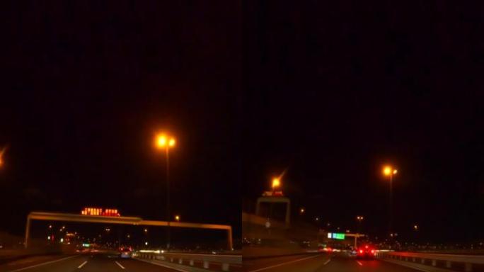 晚上在高速公路上开车。