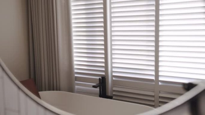 浴室内部，白色简约内部，配有浴室配件