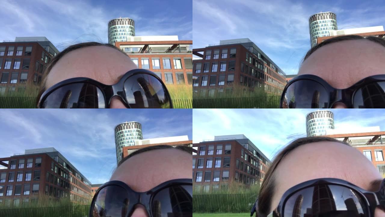 摄影师拍摄自画像系列天空公园摩天大楼反映在她的太阳镜草木背景扎哈哈迪德建筑师布拉迪斯拉发斯洛伐克中欧