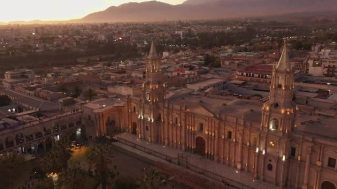 阿雷基帕主广场和大教堂教堂的空中无人机视图，米斯蒂火山在日落时。秘鲁阿雷基帕。