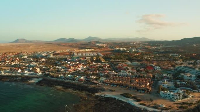 西班牙加那利群岛富埃特文图拉科拉莱霍镇鸟瞰图。旅游度假城市的城市景观。大西洋沿岸美丽的定居点。日落灯