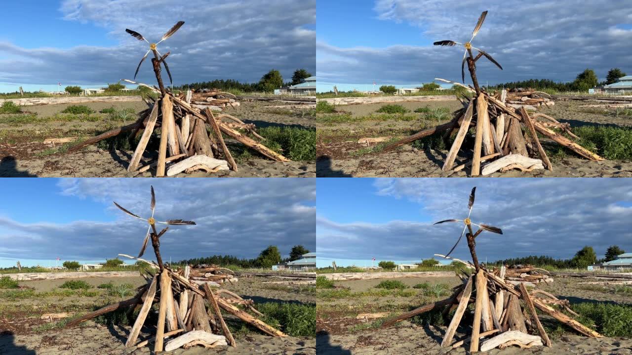 童年时期在海洋上的木板上的木屋房屋上的风车螺旋桨是由一只大鸟鹰的羽毛制成的。海边的小屋是由暴风雨中破