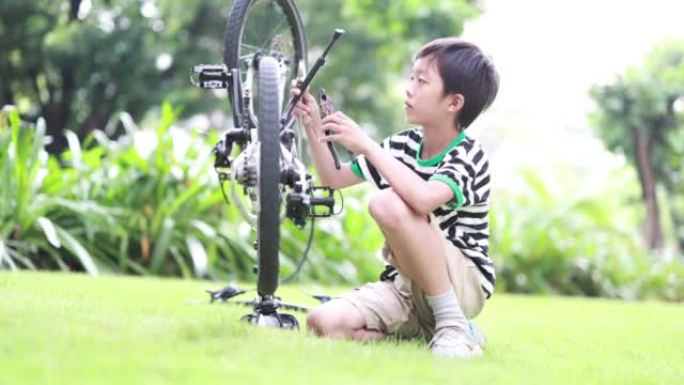 男孩修理自行车修车