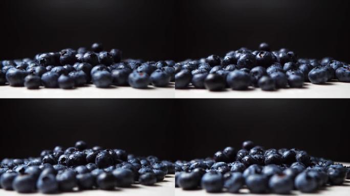白色表面有多汁的蓝莓。