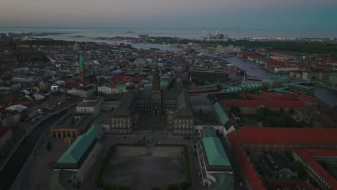 带有高塔的克里斯蒂安堡宫的空中全景。黄昏时城市的夜景。丹麦哥本哈根