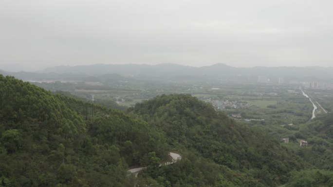 广东省惠州市龙门县雨后南昆山蜿蜒曲折山路