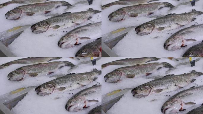 超市货架上冰面鲜鱼的特写镜头。