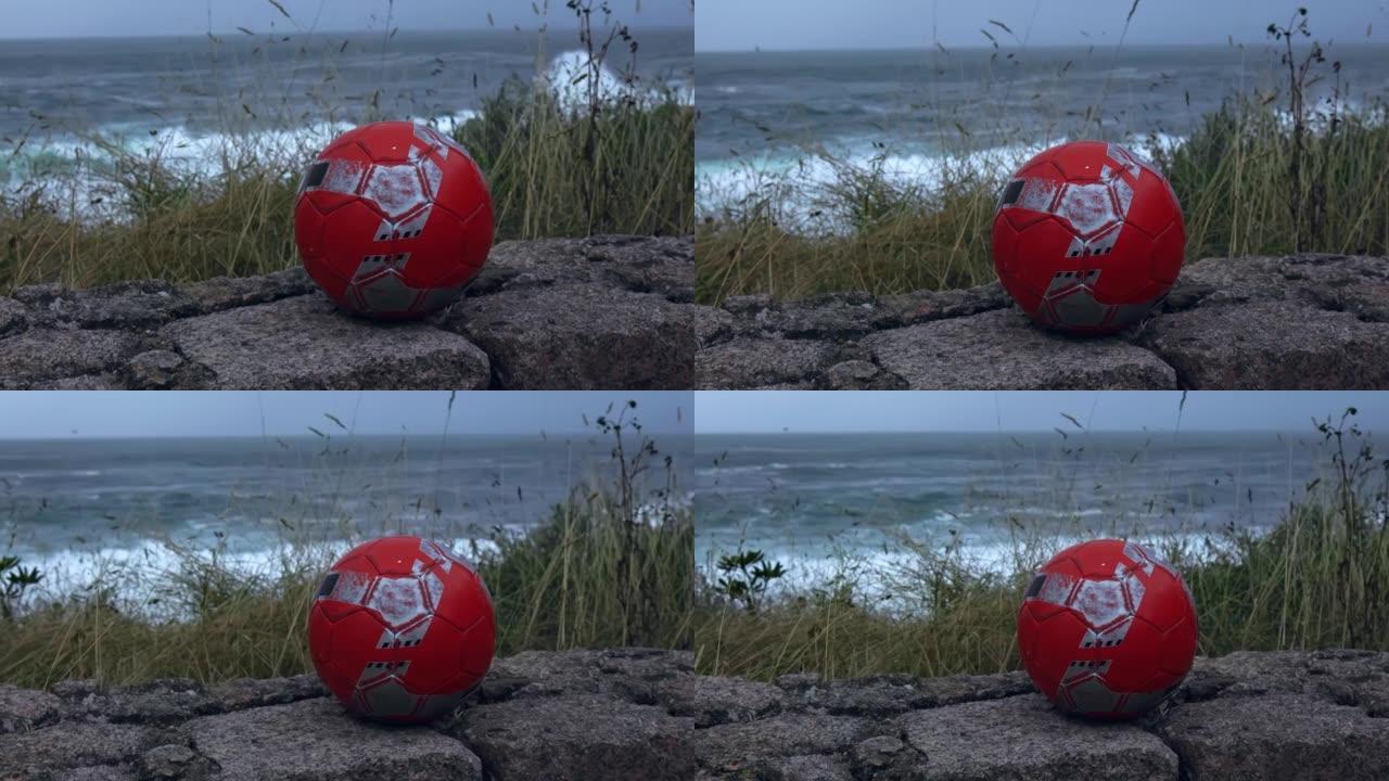 足球躺在自然界的岩石上