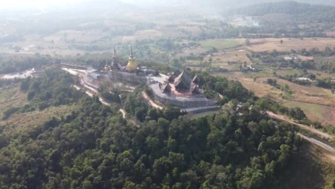 4k从鸟瞰图聚焦于Wat Somdet Phu Ruea Ming Mueang (寺庙)。
