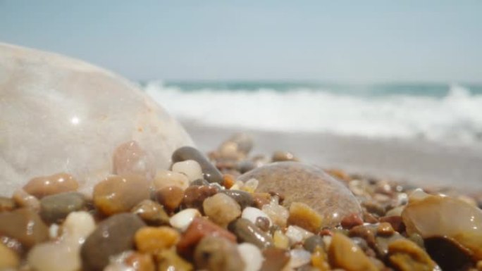 海边的石头上覆盖着波浪。超微距，水下摄像机。