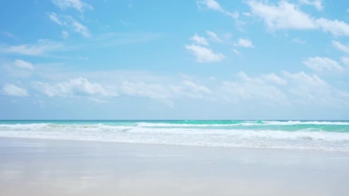 全景海滩蓝天最佳波浪飞溅桑迪夏天。特写波浪云背景。