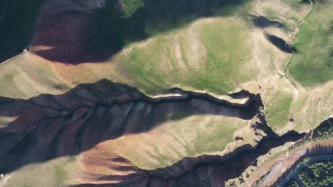 卓尔山丹霞地貌的空中旋转视图
