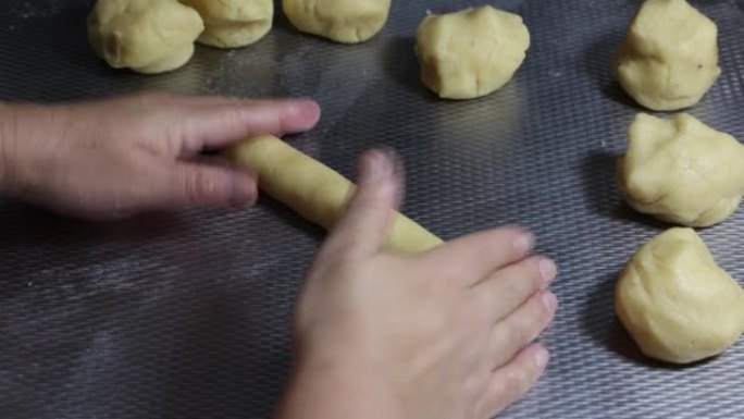 成年女性双手揉捏并塑造低碳水化合物的酮百吉饼