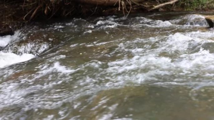 小山河流中流动的清水特写