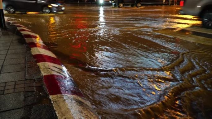 洪水泛滥的道路城市内涝城市排水系统过载积