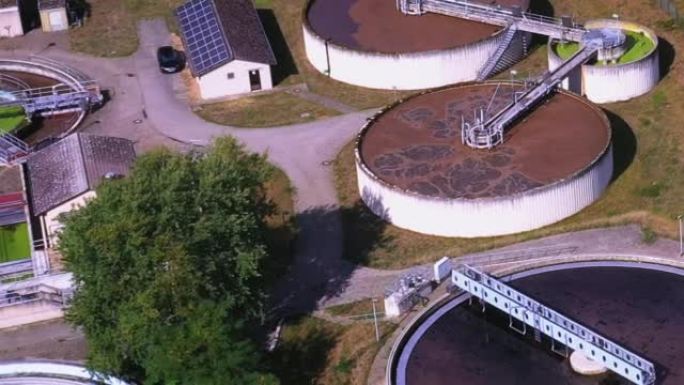 污水处理厂带有棕色脏水的泡沫化粪池的鸟瞰图