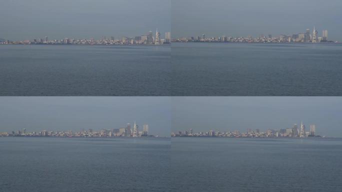 巴统市港口和大海的壮丽景色。
