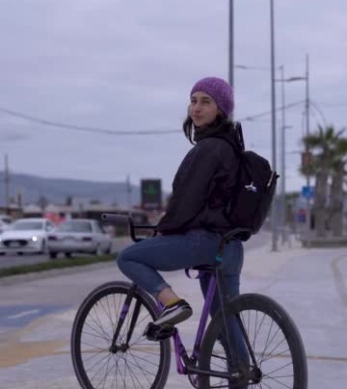 一名年轻的拉丁女子自行车手看着相机的肖像