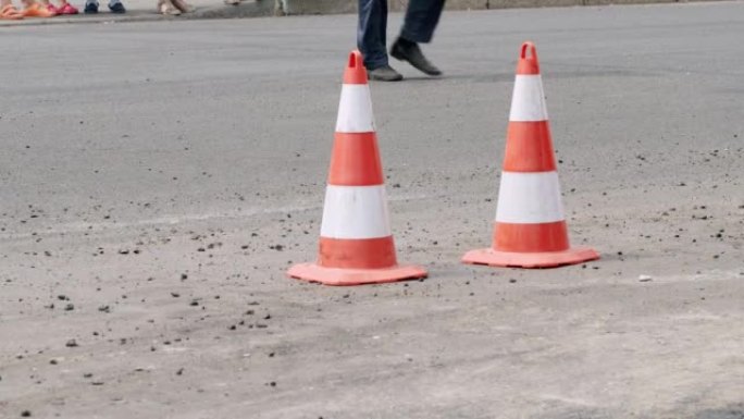 道路养护工作锥静力特写街道上的道路工程标志。