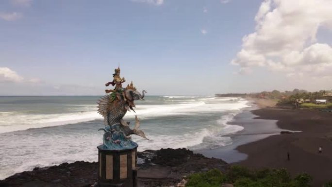 印度尼西亚海边的Gajah Mina雕像雕塑的无人机拍摄