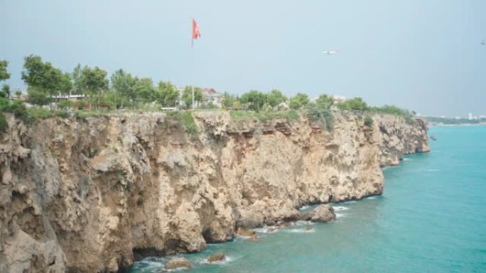 土耳其的侧翼在海边的悬崖边。飞机开始降落