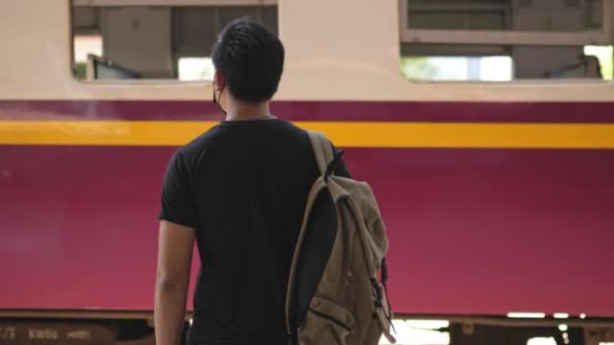 男子在火车站等火车