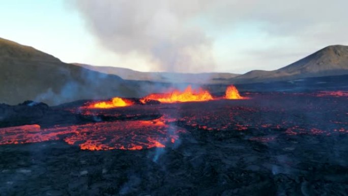 冰岛的火山爆发。新fagradarsfjall火山喷发。熔岩来自地面，流向不同的侧面。熔岩的特写无人