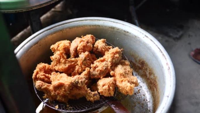 制作印度尼西亚油炸脆皮鸡肉。