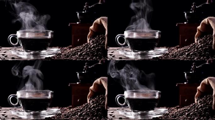 特写热咖啡透明玻璃杯，带有漂亮的热气熏烟的马克杯，经典的复古咖啡研磨机浓缩咖啡手册，咖啡豆，旧木制桌