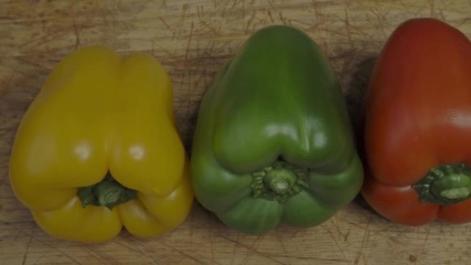 三个甜椒。三个五颜六色的甜椒红黄绿一排排。