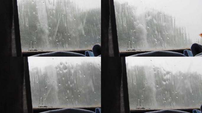 移动时，肮脏的火车窗户上的雨滴