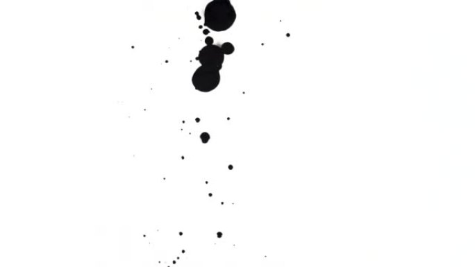 在孤立的白色背景上滴黑漆动画。抽象黑色墨水素材，用于艺术覆盖、过渡和纹理素材。