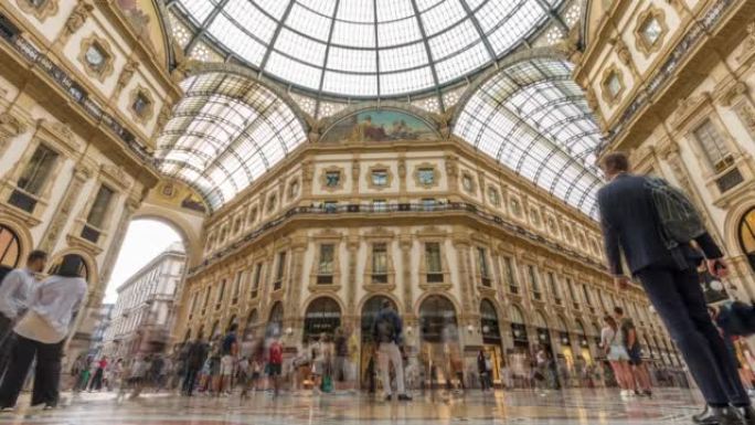 意大利米兰维托里奥·埃马努埃莱二世广场的时间流逝。这是意大利米兰最古老的购物中心。Galleria得
