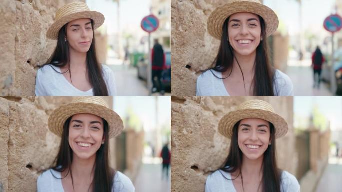 年轻的西班牙裔女性游客微笑着自信地站在街上